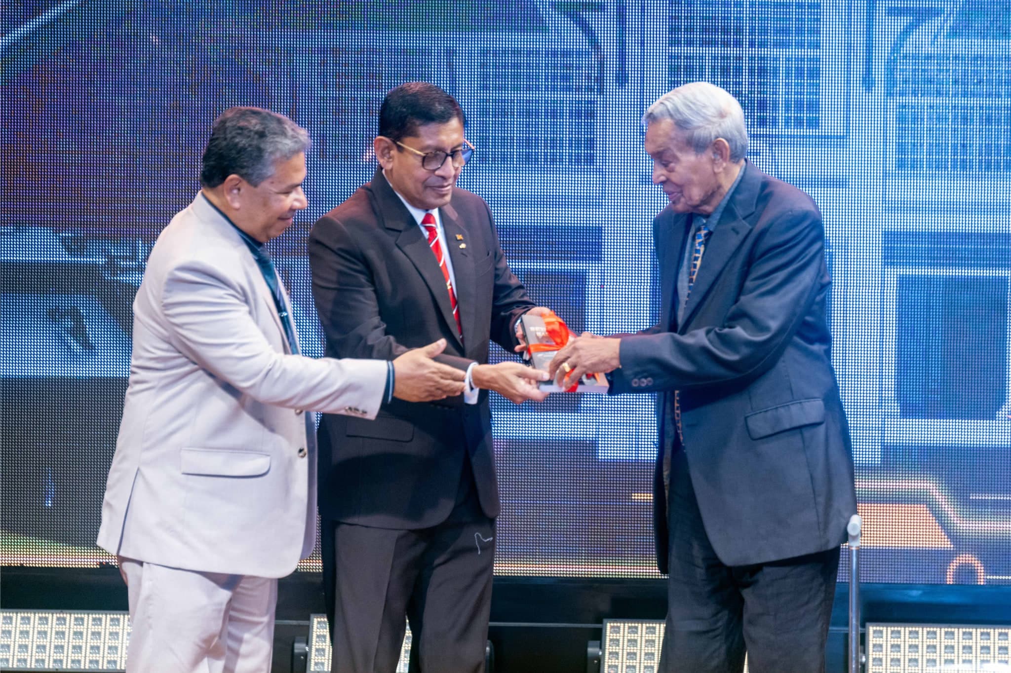 The ceremonial launch of Beyond Rank, with Chief Guest General (Retd) G. H. de Silva, Major General (Retd) Milinda Peiris and author Kithsiri Amaratunga.